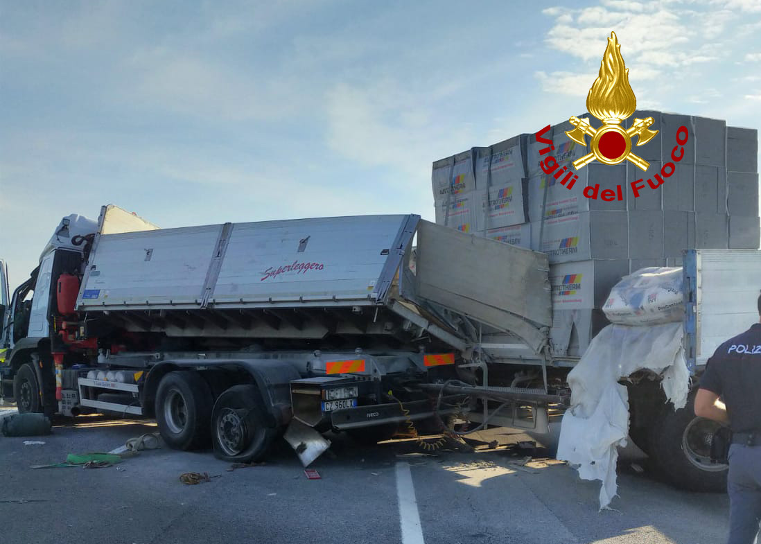 INCIDENTE IN A4: CAMION PERDE IL CARICO, TRAFFICO BLOCCATO CON CODE CHILOMETRICHE
